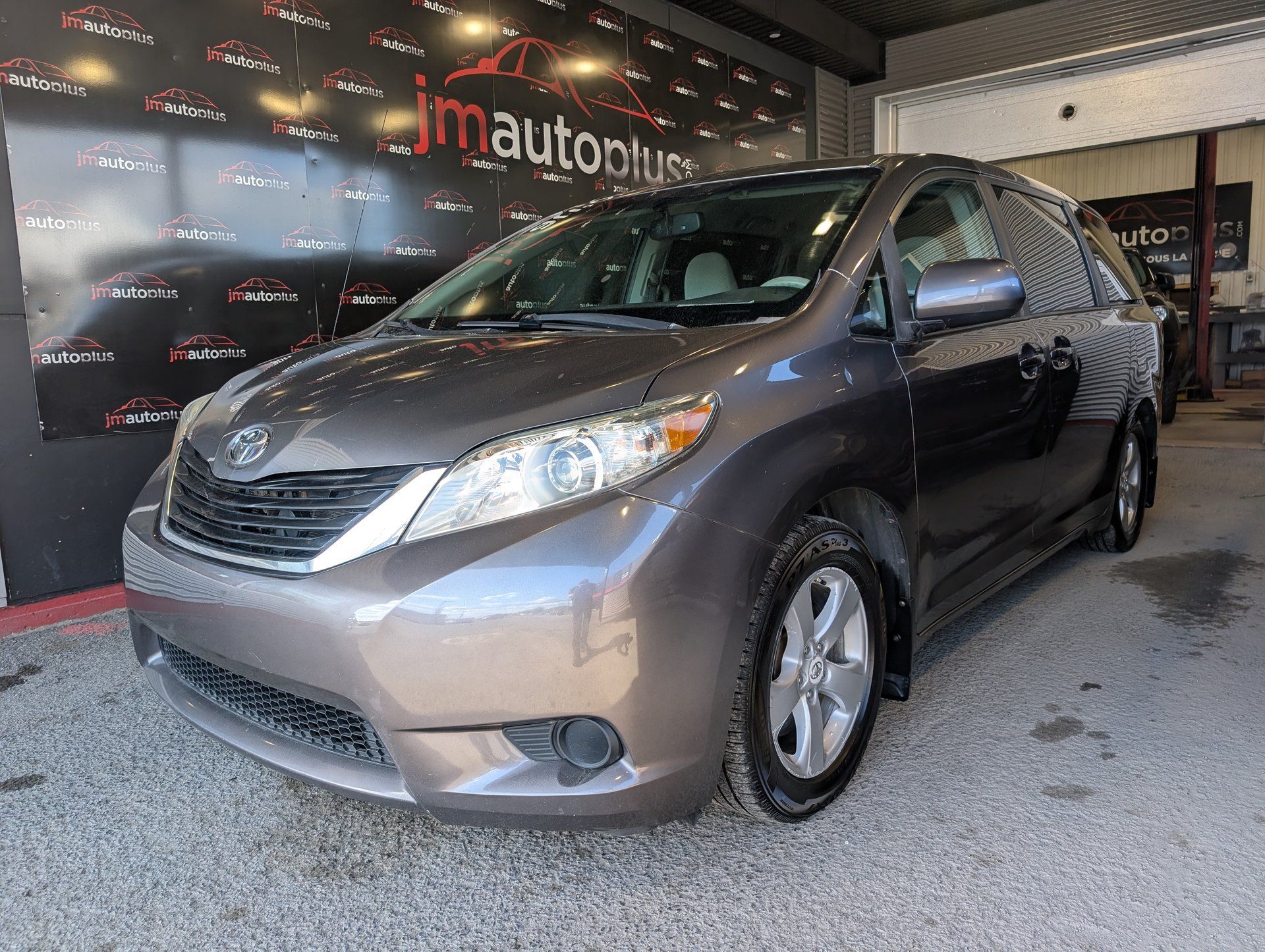 Toyota Sienna 2011 - Thumbnail 1