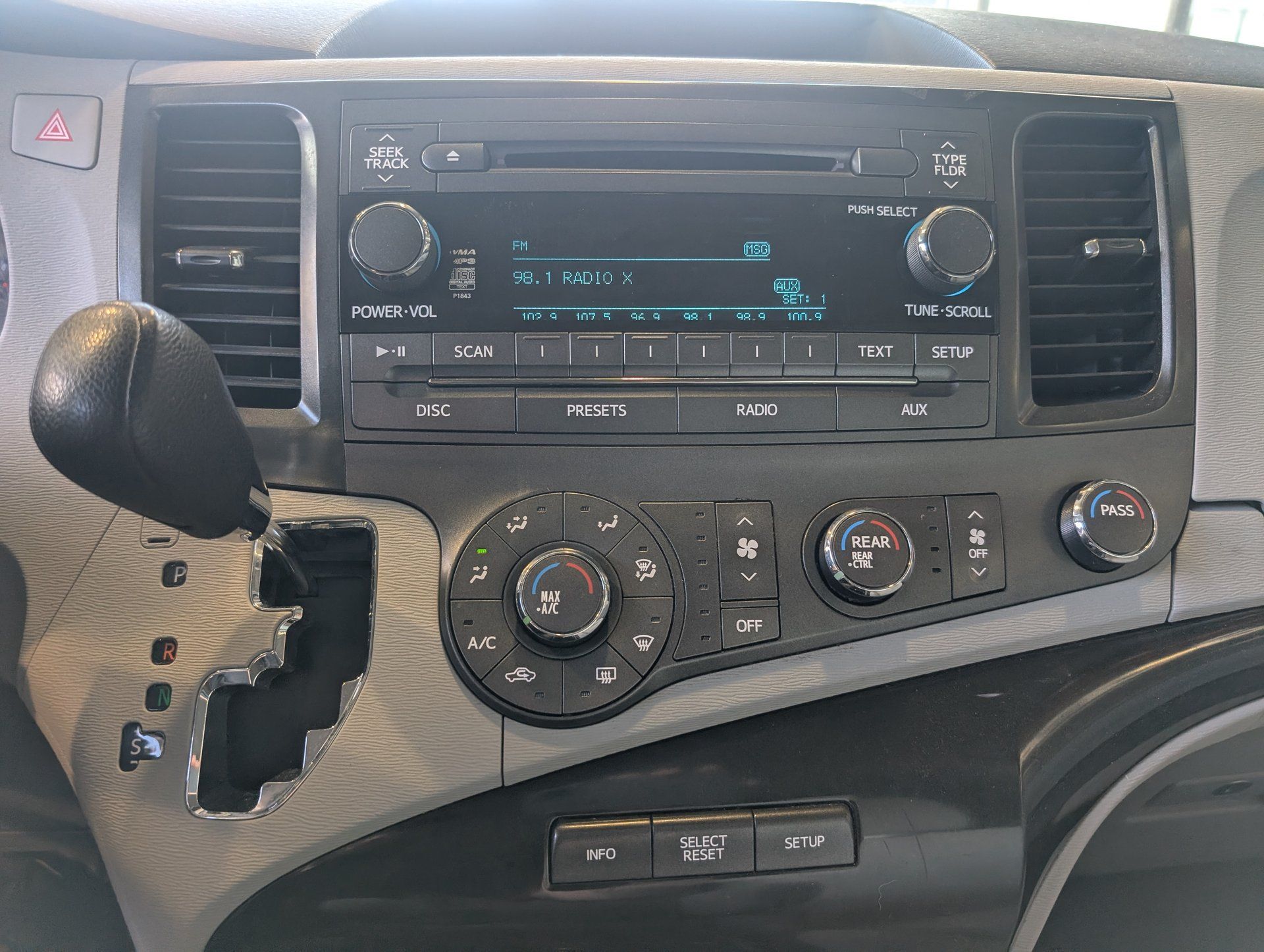 Toyota Sienna 2011 - Thumbnail 23