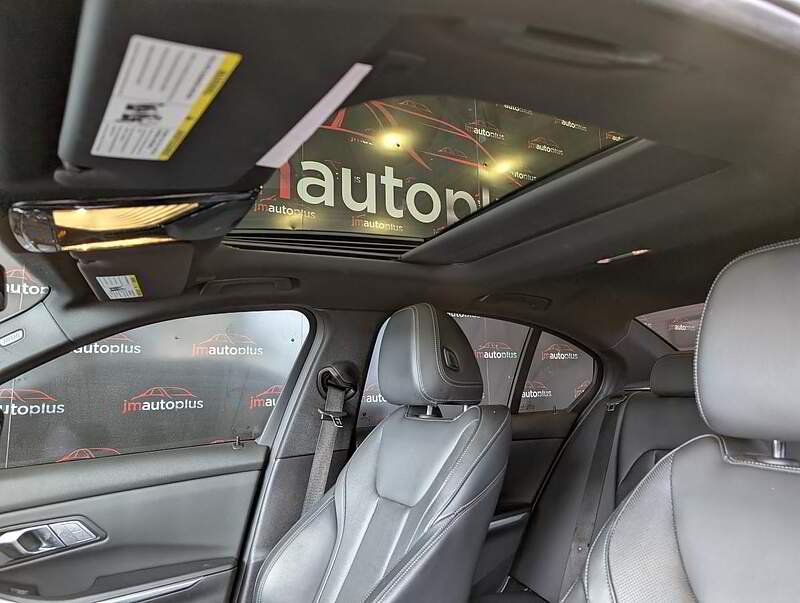BMW 330i 2023 - Image 16