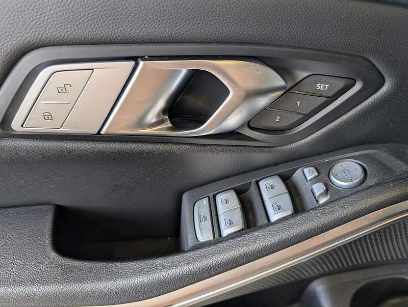 BMW 330i 2023 - Image 18