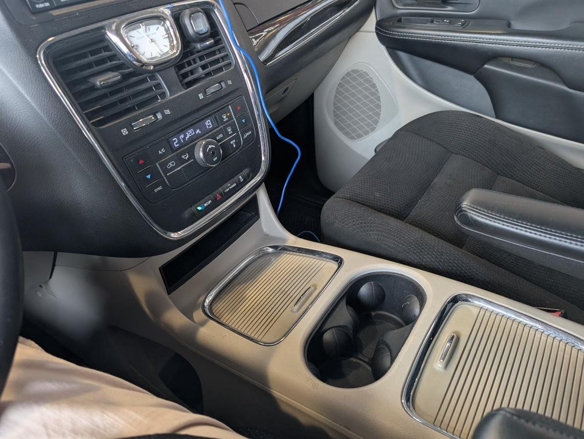 Chrysler Town & Country 2015 - Image 24