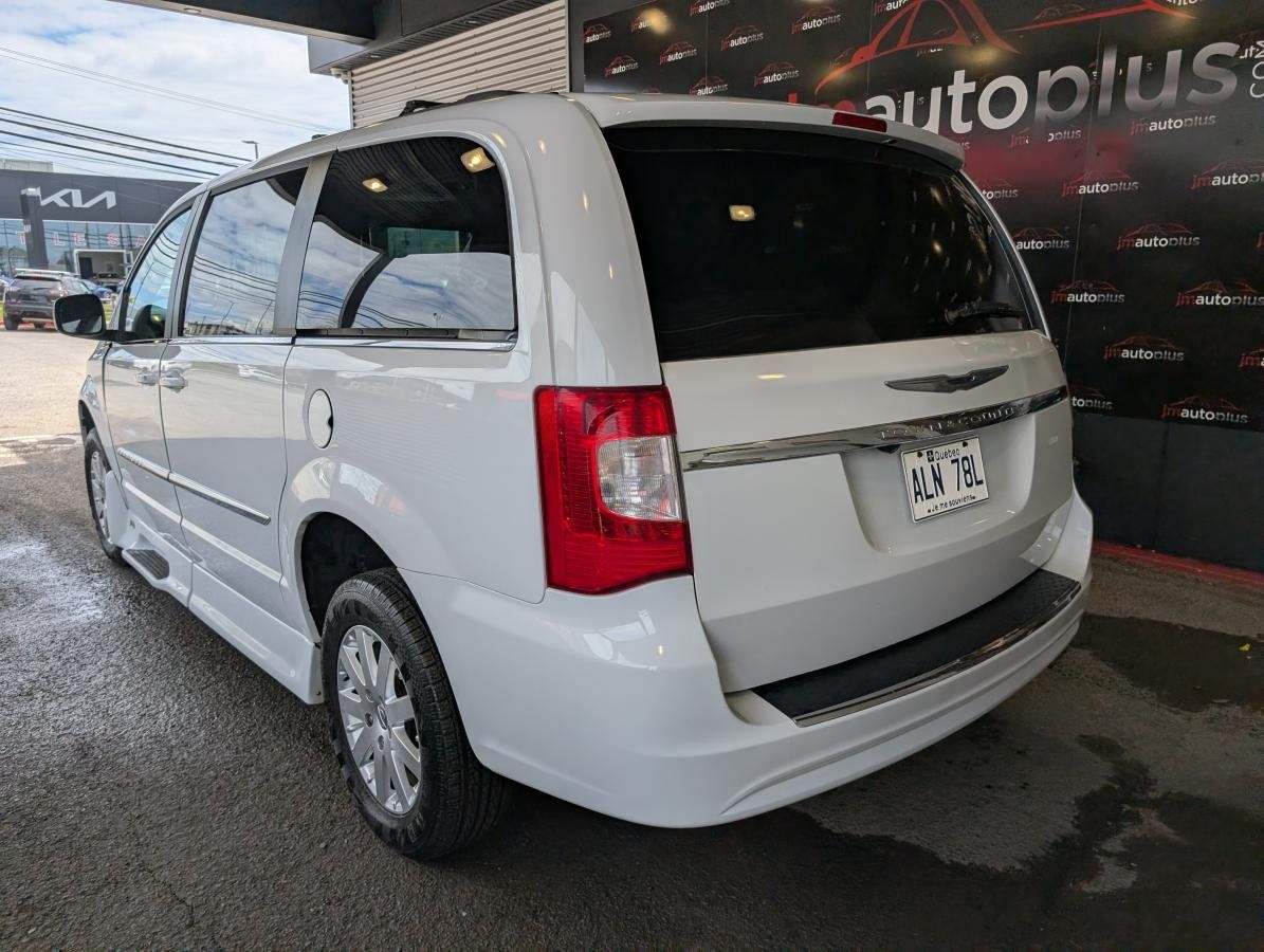 Chrysler Town & Country 2015 - Image 11