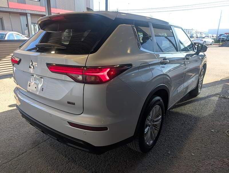 Mitsubishi Outlander 2023 - Image 7