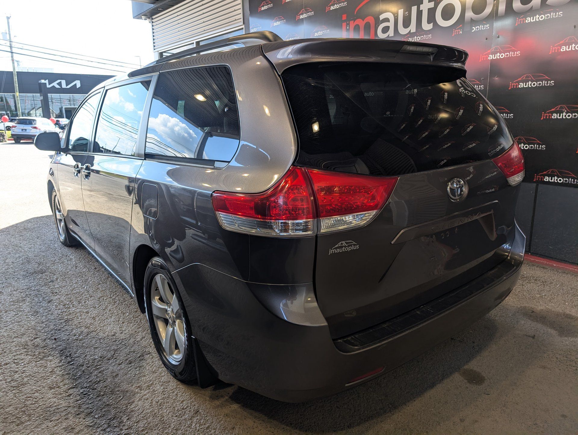 Toyota Sienna 2011 - Image 11