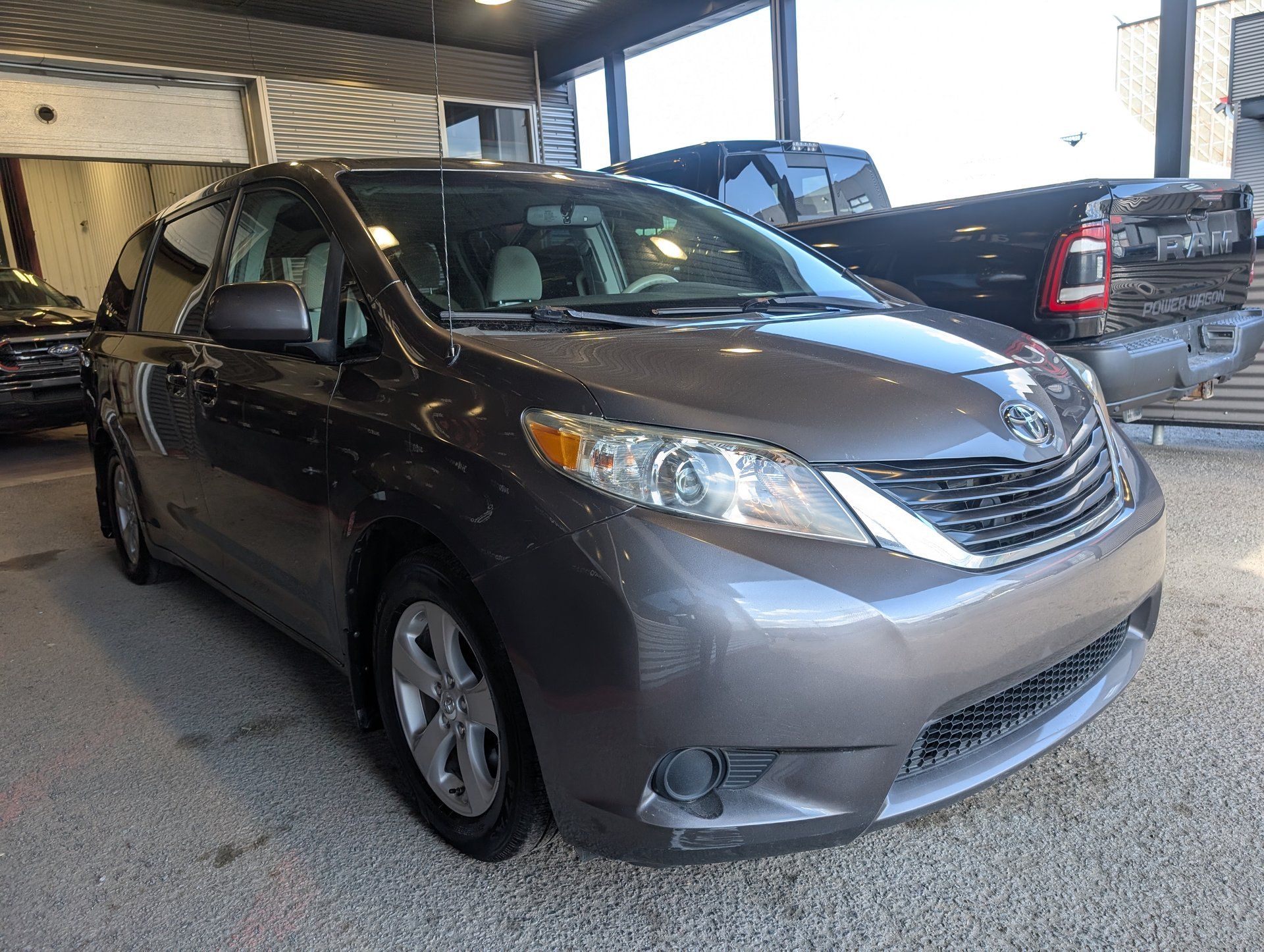 Toyota Sienna 2011 - Image 5