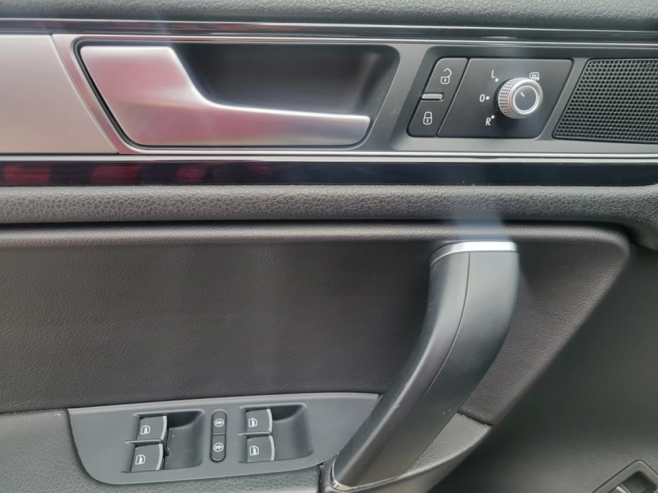 2016 Volkswagen Touareg Highline VR6 4Motion Main Image