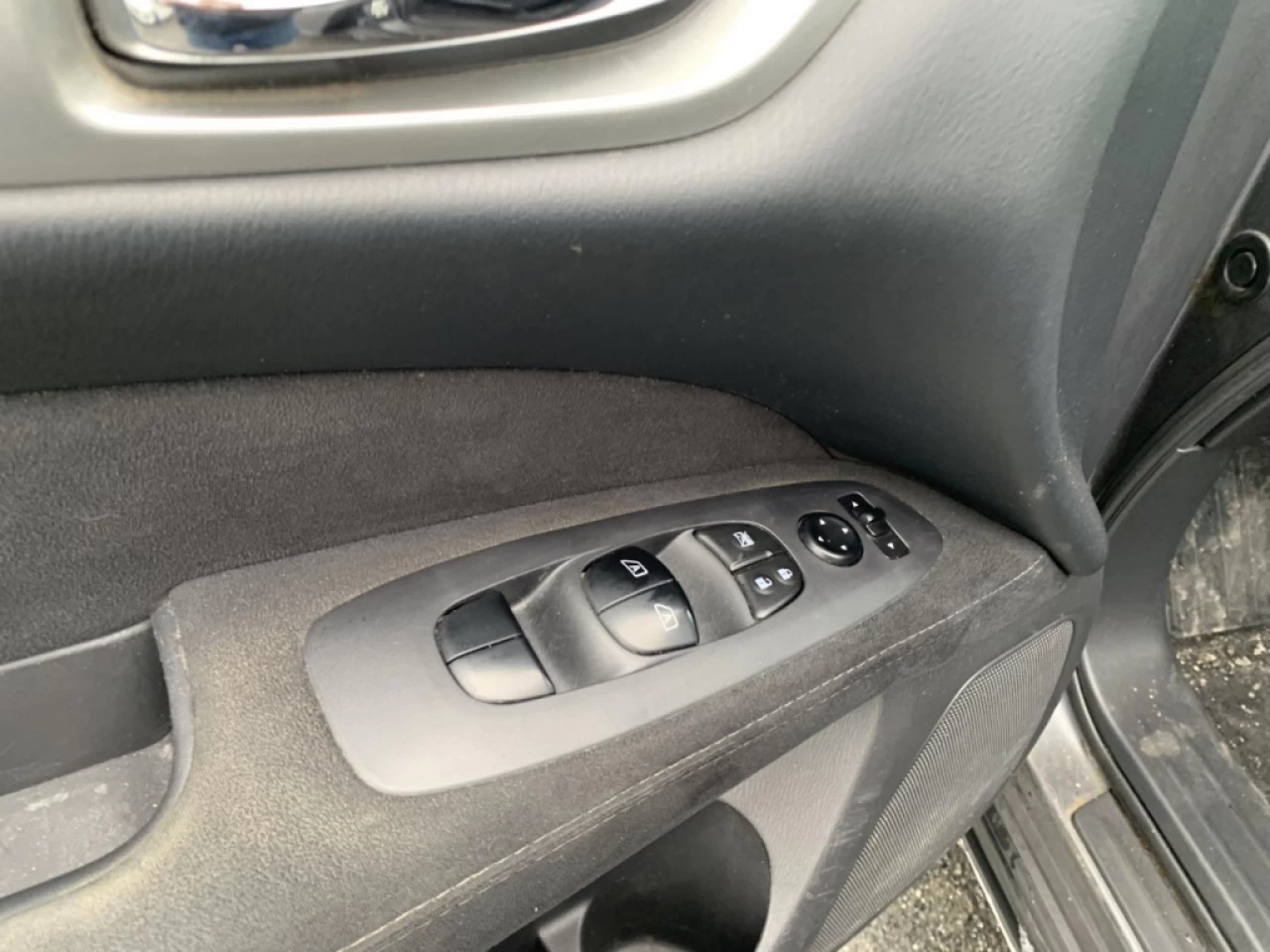 2015 Nissan Pathfinder SV AWD Main Image