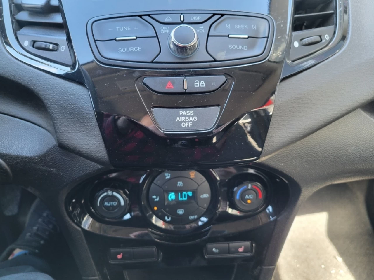 2015 Ford Fiesta SE*BANCS CHAUFF*BAS KILO* Image principale