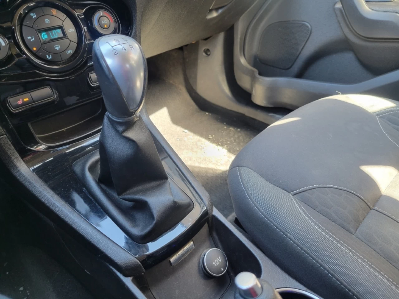 2015 Ford Fiesta SE*BANCS CHAUFF*BAS KILO* Image principale